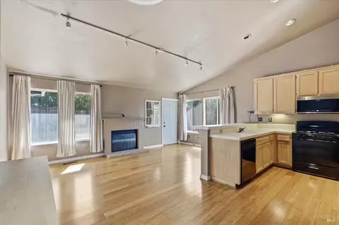 Living - 7095 Hastings Pl, Windsor, CA 95492 photo 5 of 7
