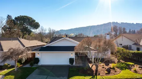 8911 Oakmont Dr, Santa Rosa, CA 95409