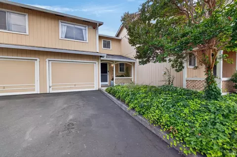 107 Acorn Dr, Petaluma, CA 94952