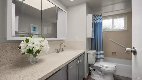 Bath - 2050 Ramsay Ct, Fairfield, CA 94534 photo 4 of 6