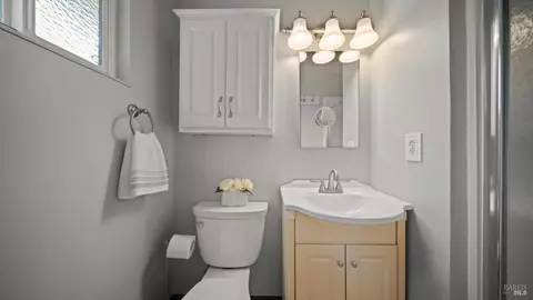 Bath - 2050 Ramsay Ct, Fairfield, CA 94534 photo 3 of 6