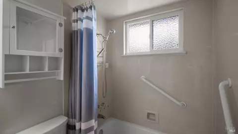 Bath - 2050 Ramsay Ct, Fairfield, CA 94534 photo 6 of 6