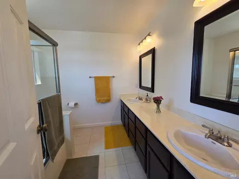 Bath - 184 Clearview Dr, Vallejo, CA 94591 photo 2 of 3