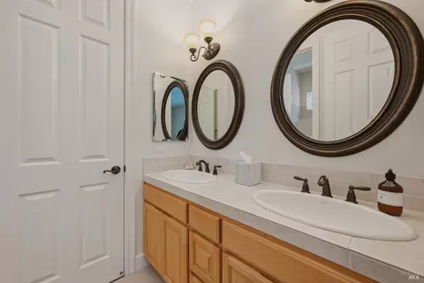 Bath - 5 Silverstone Ct, Napa, CA 94558 photo 5 of 9