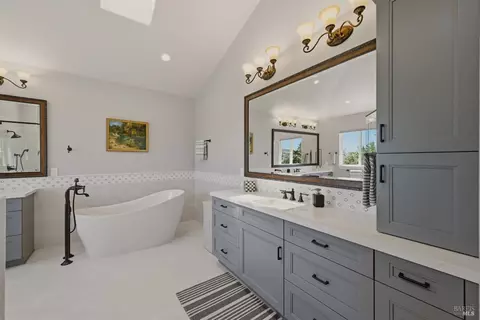 Bath - 5 Silverstone Ct, Napa, CA 94558 photo 1 of 9