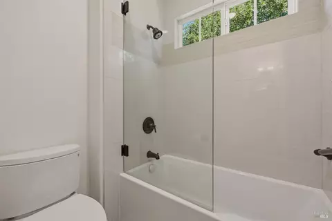Bath - 5 Silverstone Ct, Napa, CA 94558 photo 6 of 9