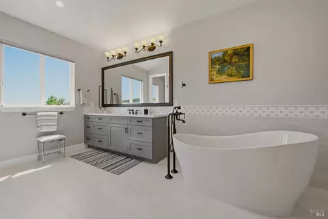 Bath - 5 Silverstone Ct, Napa, CA 94558 photo 2 of 9