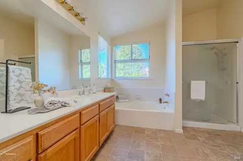 Bath - 7036 Edinburgh Ct, Windsor, CA 95492 photo 4 of 5