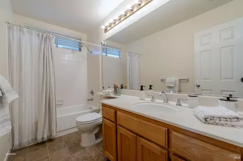 Bath - 7036 Edinburgh Ct, Windsor, CA 95492 photo 2 of 5