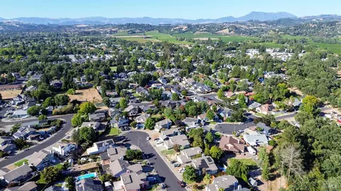 View/Area - 7036 Edinburgh Ct, Windsor, CA 95492 photo 5 of 6