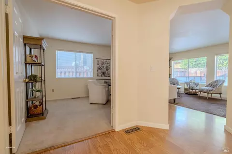Entry Way - 7036 Edinburgh Ct, Windsor, CA 95492 photo 3 of 5