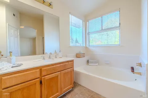 Bath - 7036 Edinburgh Ct, Windsor, CA 95492 photo 3 of 5