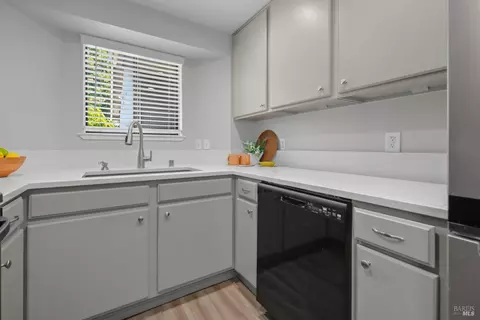 Kitchen - 1027 Justin Way, Dixon, CA 95620 photo 2 of 3