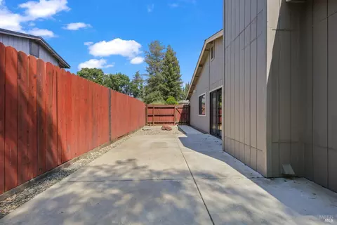 Exterior - 1027 Justin Way, Dixon, CA 95620 photo 2 of 4