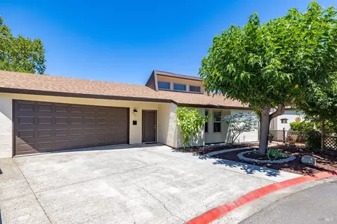 957 W 8th St, Santa Rosa, CA 95401