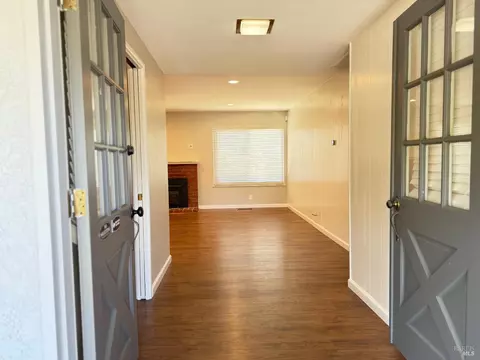 Entry Way - 107 Palomar Ln, Vallejo, CA 94591 photo 1 of 4