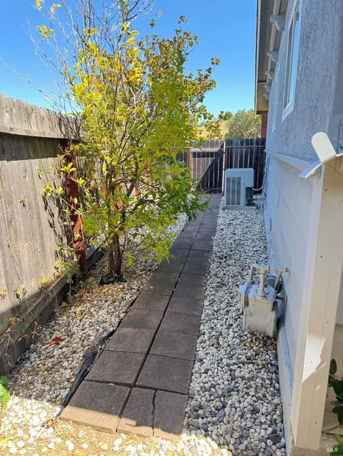 Exterior - 107 Palomar Ln, Vallejo, CA 94591 photo 7 of 9