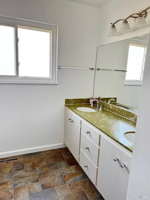 Bath - 107 Palomar Ln, Vallejo, CA 94591 photo 5 of 5