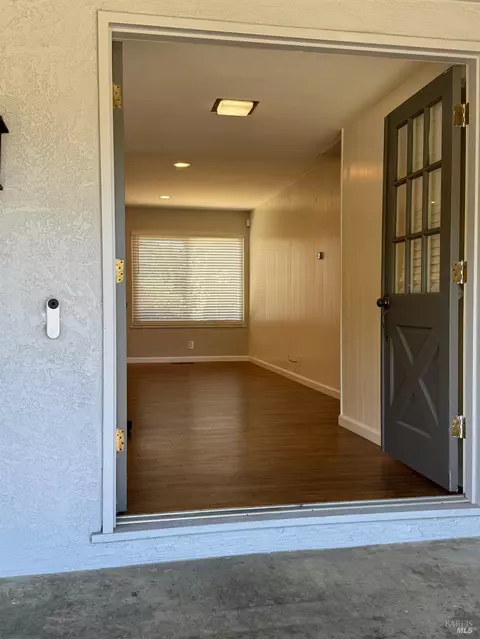 Entry Way - 107 Palomar Ln, Vallejo, CA 94591 photo 2 of 4