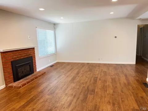 Living - 107 Palomar Ln, Vallejo, CA 94591 photo 2 of 3