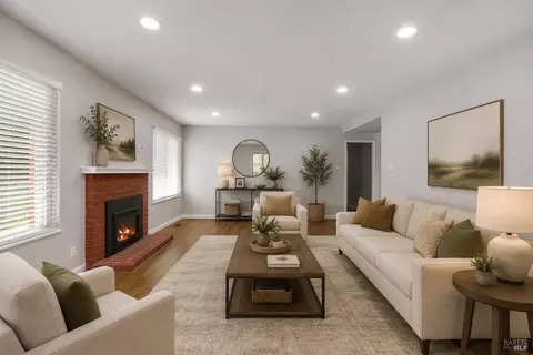 Living - 107 Palomar Ln, Vallejo, CA 94591 photo 4 of 4