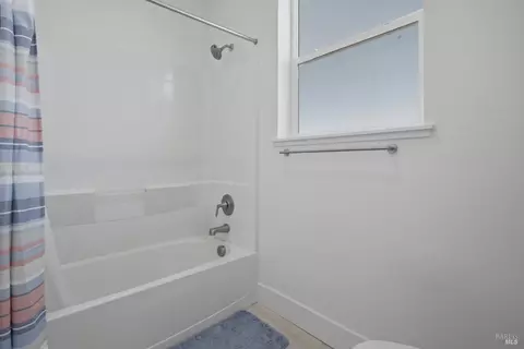 Bath - 1588 Nightfall Ln, Fairfield, CA 94533 photo 6 of 6