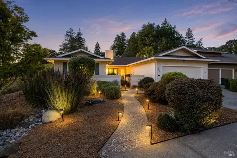 165 Pope Ct, Santa Rosa, CA 95405