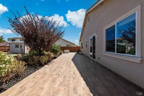 Exterior - 1211 Eton Ct, Fairfield, CA 94533 photo 5 of 11