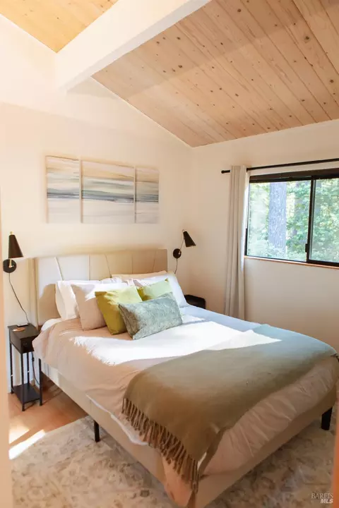 Bedroom - 45512 Sunset Dr, Gualala, CA 95445 photo 4 of 4