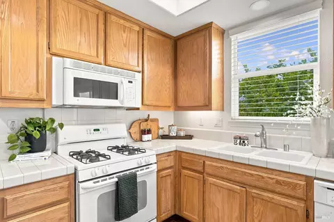 Kitchen - 8009 Ferrari Way, Windsor, CA 95492 photo 3 of 6