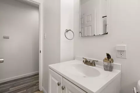 Bath - 127 Whitecliff Dr, Vallejo, CA 94589 photo 2 of 3