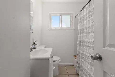 Bath - 127 Whitecliff Dr, Vallejo, CA 94589 photo 3 of 3