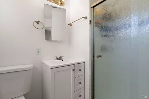 Bath - 127 Whitecliff Dr, Vallejo, CA 94589 photo 1 of 3