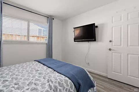 Bedroom - 127 Whitecliff Dr, Vallejo, CA 94589 photo 4 of 4