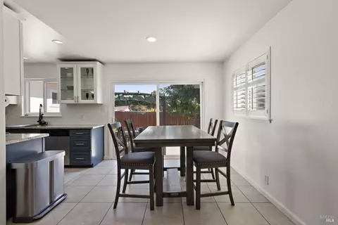 Dining - 127 Whitecliff Dr, Vallejo, CA 94589 photo 1 of 3