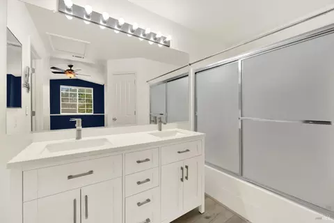 Bath - 620 Monk Ct, Dixon, CA 95620 photo 2 of 3