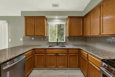 Kitchen - 620 Monk Ct, Dixon, CA 95620 photo 7 of 11