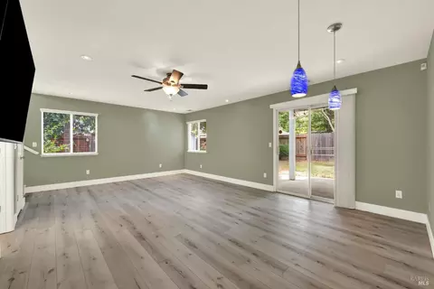 Living - 620 Monk Ct, Dixon, CA 95620 photo 14 of 16