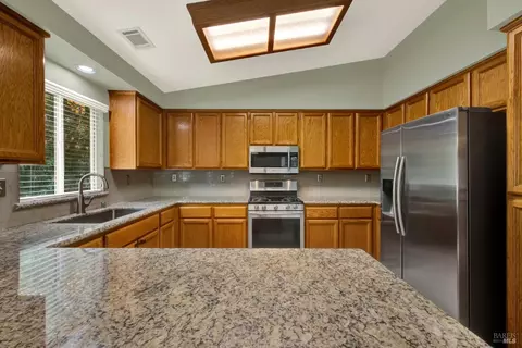 Kitchen - 620 Monk Ct, Dixon, CA 95620 photo 4 of 11