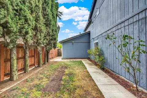 Exterior - 620 Monk Ct, Dixon, CA 95620 photo 12 of 27