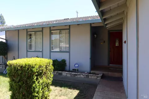 Exterior - 303 Dahlia St, Fairfield, CA 94533 photo 4 of 10
