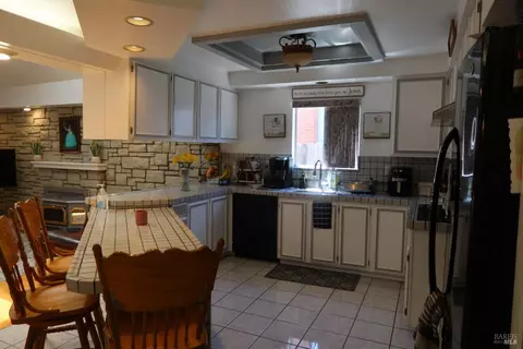Kitchen - 303 Dahlia St, Fairfield, CA 94533 photo 2 of 7