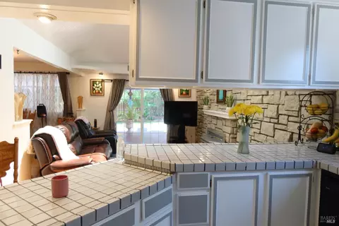 Kitchen - 303 Dahlia St, Fairfield, CA 94533 photo 6 of 7
