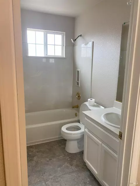 Bath - 702 Daniels Ave, Vallejo, CA 94590 photo 2 of 3