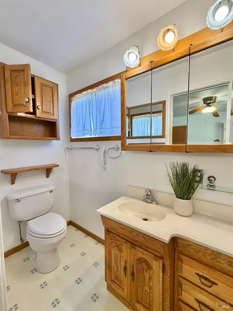 Bath - 214 Ash St, Vacaville, CA 95688 photo 3 of 4