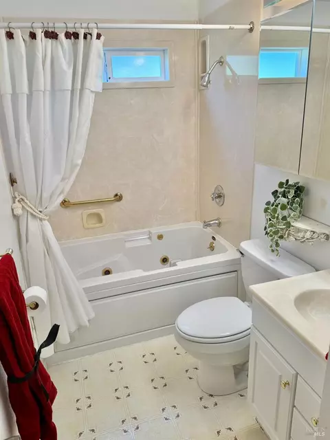Bath - 214 Ash St, Vacaville, CA 95688 photo 1 of 4
