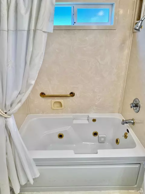 Bath - 214 Ash St, Vacaville, CA 95688 photo 2 of 4