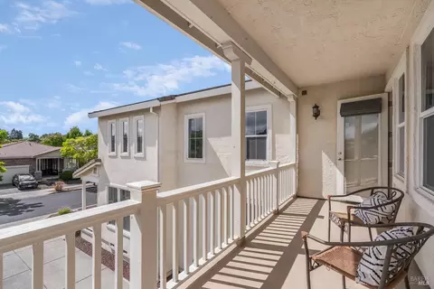 Exterior - 374 Decanter Cir, Windsor, CA 95492 photo 6 of 9