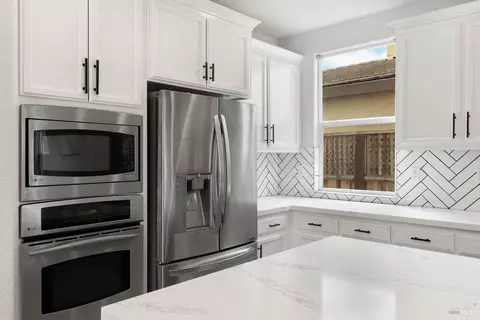 Kitchen - 374 Decanter Cir, Windsor, CA 95492 photo 3 of 7