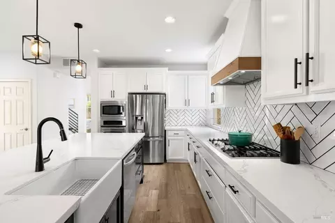 Kitchen - 374 Decanter Cir, Windsor, CA 95492 photo 4 of 7